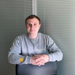 Демченко Микола – у сірому світшоті з логотипом GlobusPlus